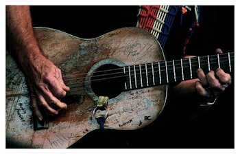 El misterio de la guitarra desafinada