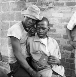 Foto de David Goldblatt, noviembre 1972, Soweto, Jannesburgo, noviembre 1972: Jóvenes con “dompas”, pasaporte que las personas negras tenían que llevar siempre con ellos para identificarse ante la policía